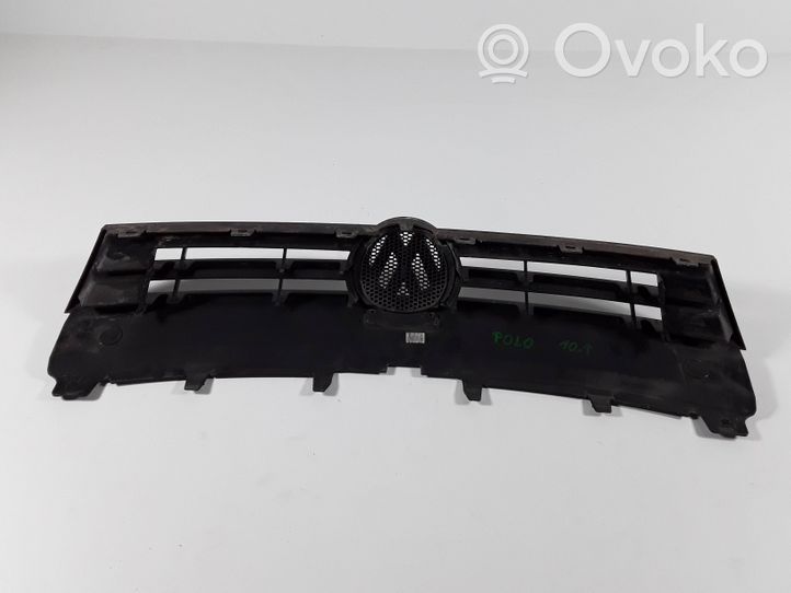 Volkswagen Polo V 6R Etupuskurin ylempi jäähdytinsäleikkö 6R0853653B