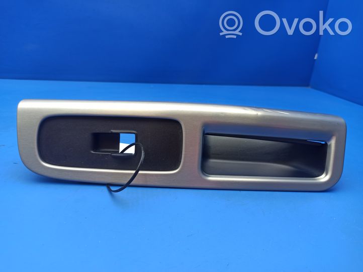 Volvo S40 Ramka przycisków otwierania szyby drzwi przednich W7043A105