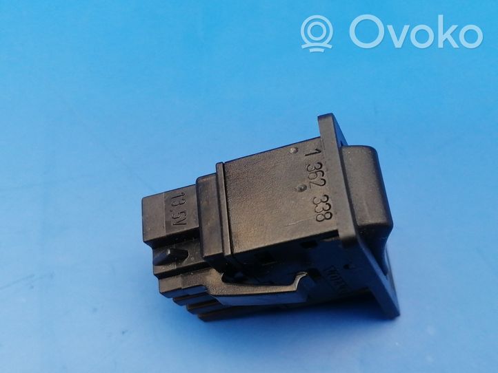 Volvo 760 Fog light switch 1362338