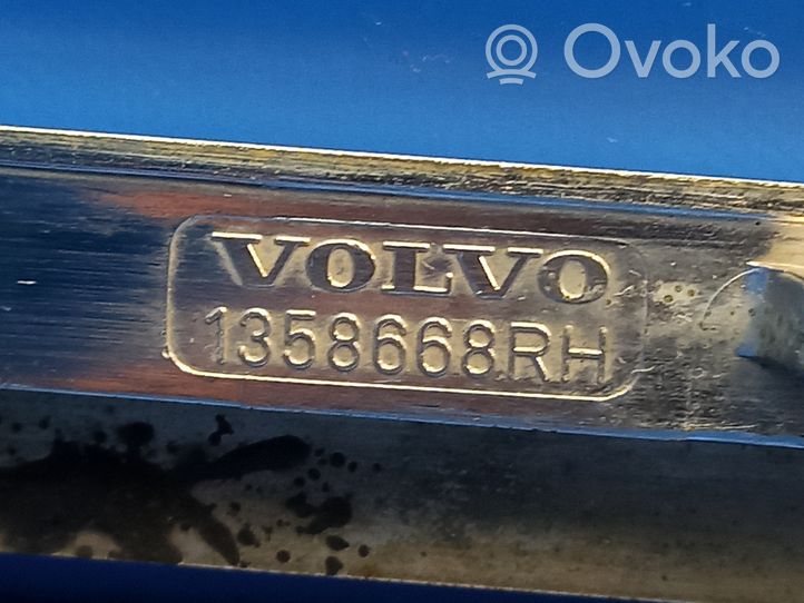 Volvo 760 Modanatura della barra di rivestimento del paraurti anteriore 1358668