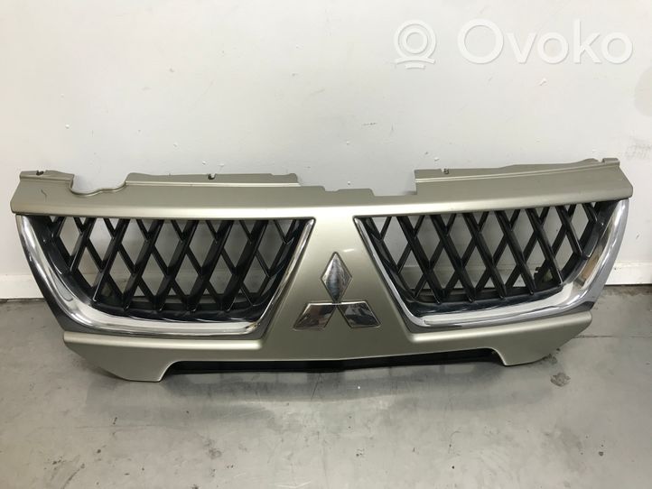 Mitsubishi Pajero Sport I Maskownica / Grill / Atrapa górna chłodnicy 7450A029