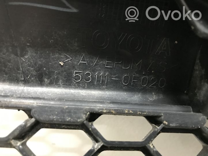 Toyota Corolla Verso E121 Griglia anteriore 531170F010