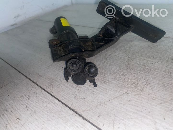 Ford Mondeo Mk III Ugello a spruzzo lavavetri per faro 307030164