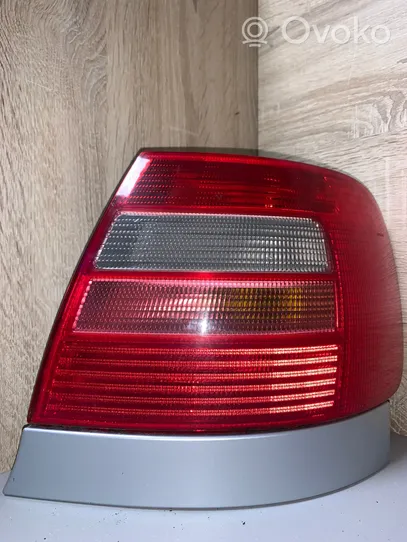 Audi A4 S4 B5 8D Lampa tylna 014411927R