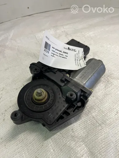 Volkswagen PASSAT B5.5 Front door window regulator motor 0130821694