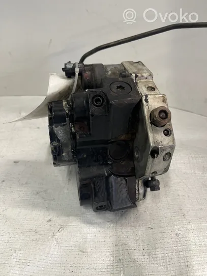 Volvo S60 Fuel injection high pressure pump 8689590