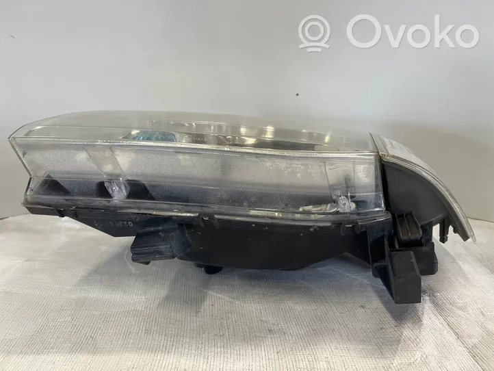 Nissan X-Trail T30 Lampa przednia 0821511A4L