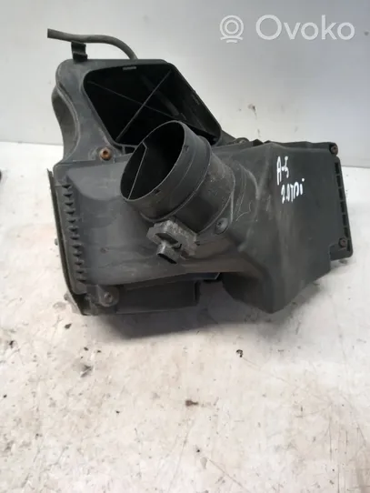 Audi A5 8T 8F Boîtier de filtre à air 8K0133843E