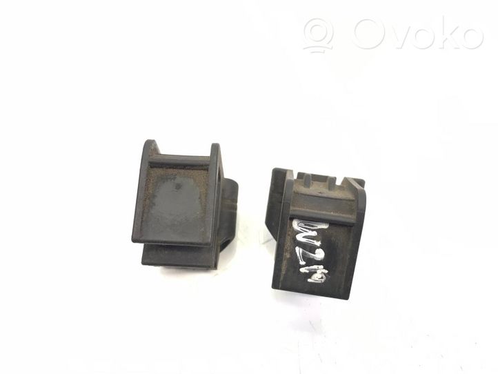 Mercedes-Benz E W210 Staffa di montaggio del radiatore A2105040140