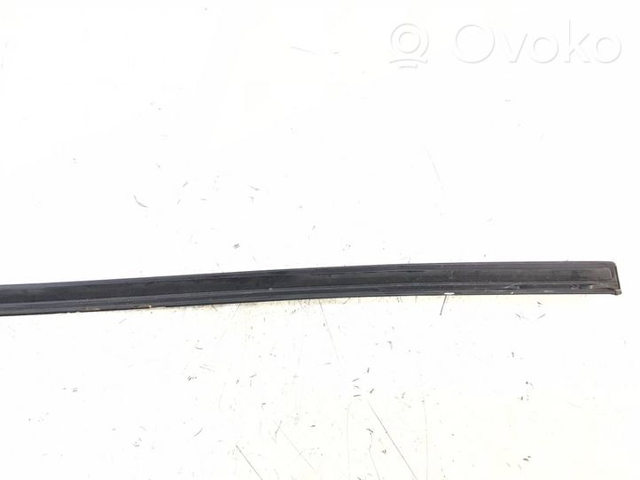 Volkswagen Touareg I Windshield trim 7l6854328