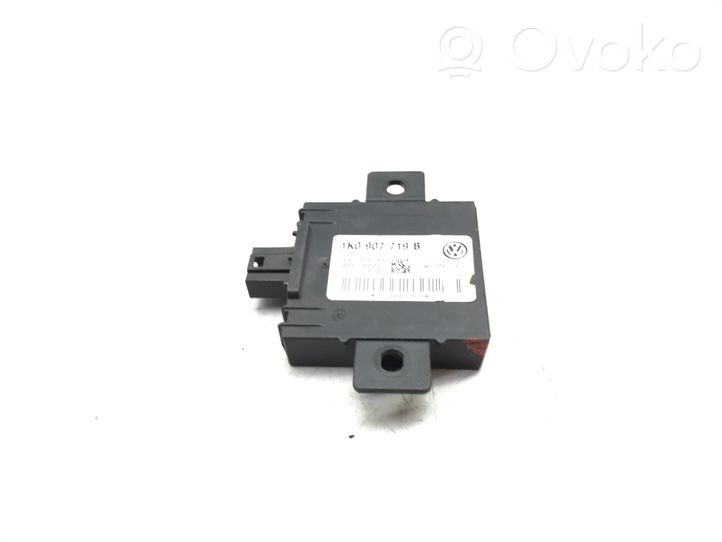 Volkswagen Golf V Boîtier module alarme 28002223