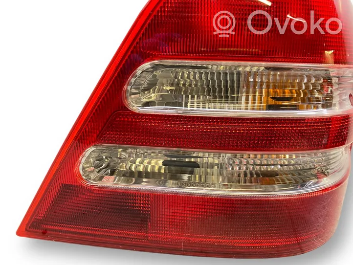 Mercedes-Benz C W203 Lampa tylna 3311674022