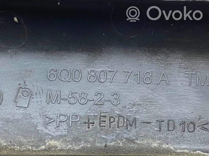 Volkswagen Polo IV 9N3 Moulure de pare-chocs avant 6Q0807718A