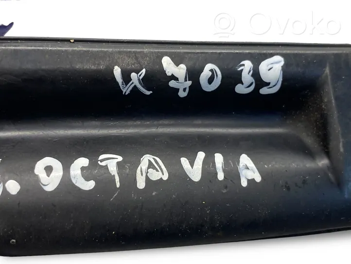 Skoda Octavia Mk3 (5E) Uchwyt / Rączka zewnętrzna otwierania klapy tylnej / bagażnika 5E0827566