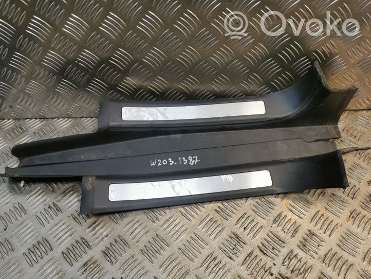 Mercedes-Benz C W203 Garniture de protection de seuil intérieur 2036801035