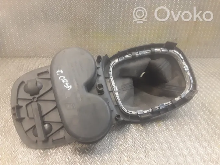 Opel Corsa D Consola de plástico de la palanca de cambios 13254966