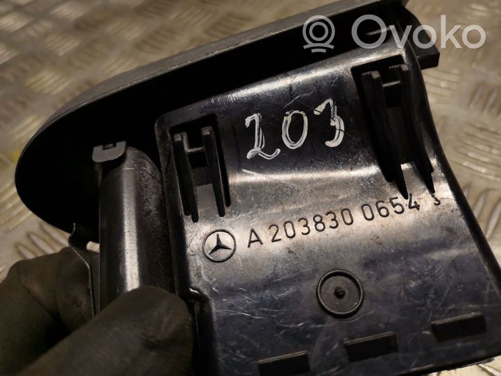 Mercedes-Benz C W203 Dysze / Kratki nawiewu deski rozdzielczej 2038300654