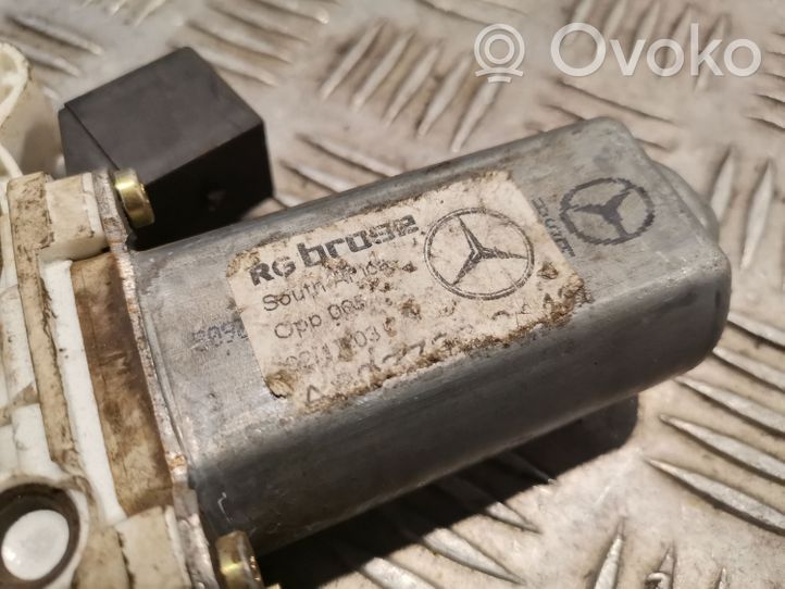 Mercedes-Benz C W203 Moteur de lève-vitre de porte avant 2037202446