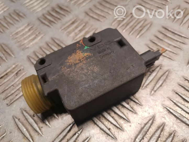 Mercedes-Benz ML W163 Verrouillage du bouchon du réservoir de carburant 1638201642