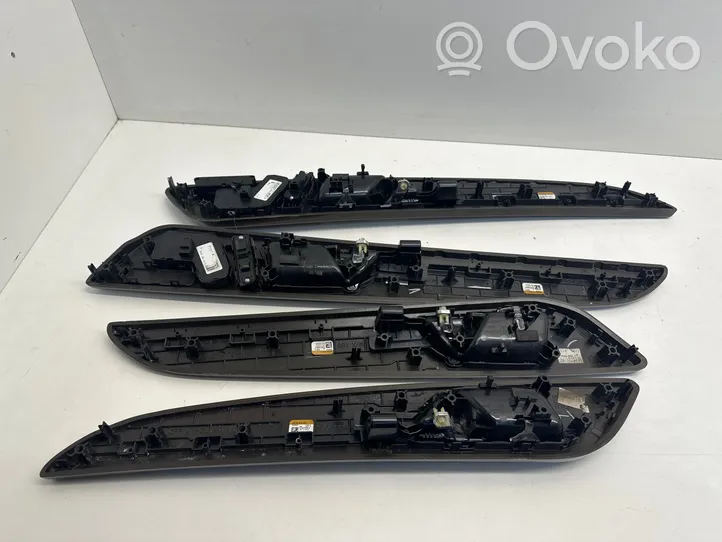 Mercedes-Benz ML W166 Set di rivestimento del pannello della portiera A1667202322