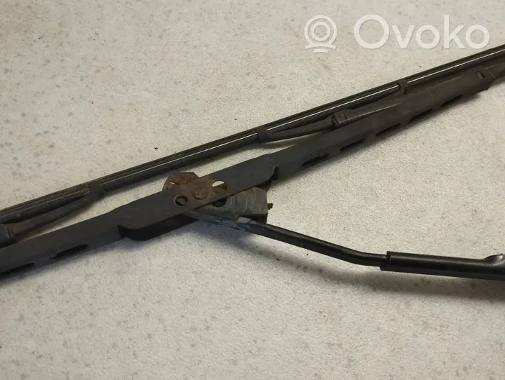 Toyota Land Cruiser (J100) Front wiper blade arm 