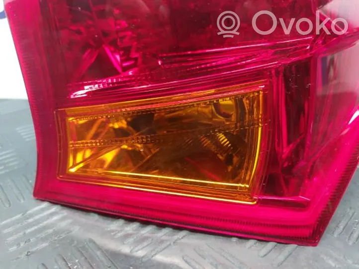 Toyota Auris E180 Lampy tylnej klapy bagażnika 