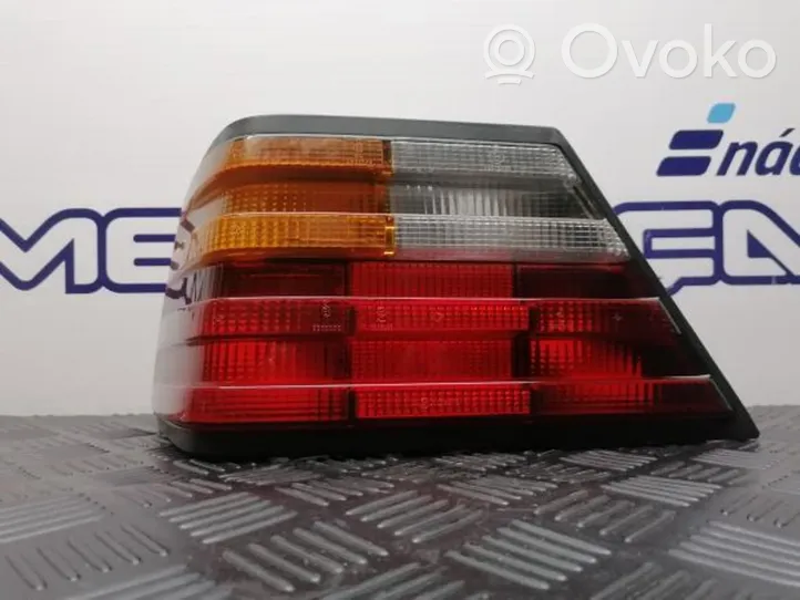 Mercedes-Benz E W124 Lampy tylnej klapy bagażnika 