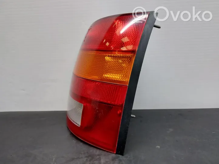 Nissan Micra Lampy tylnej klapy bagażnika 