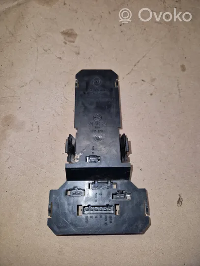 Volkswagen PASSAT B5 Cubierta del soporte de la lámpara de la luz trasera 3B9945257