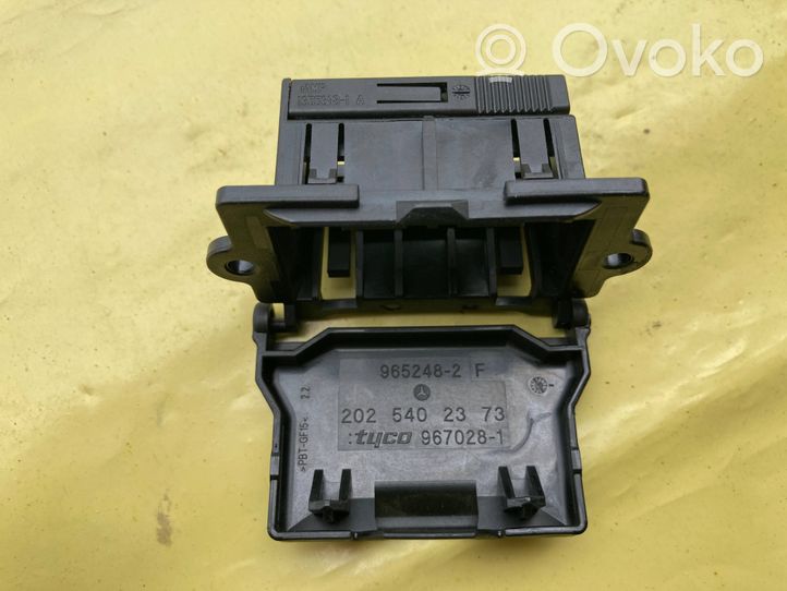 Mercedes-Benz A W169 Garniture panneau inférieur de tableau de bord A2025402373