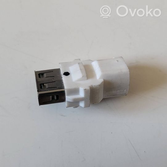 BMW 5 G30 G31 Connettore plug in USB 939050101