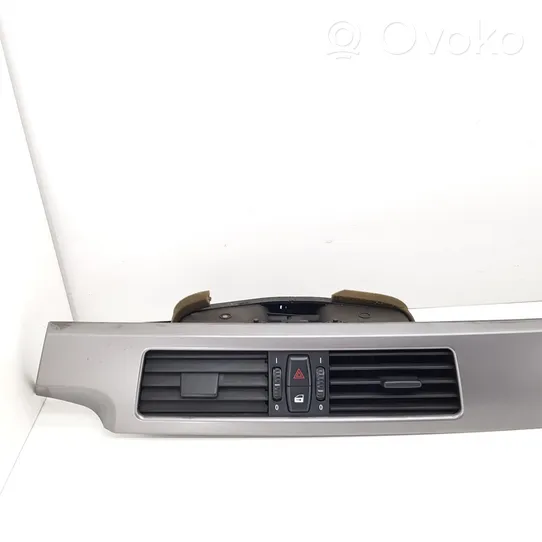 BMW 5 E60 E61 Lango oro grotelės 691073205