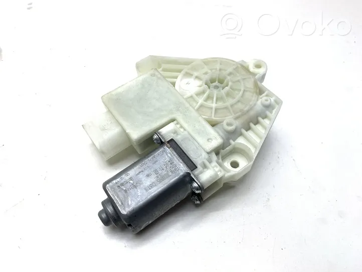 BMW 5 G30 G31 Varikliukas priekinio langų pakėlėjo 7455081