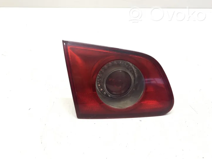 Volkswagen PASSAT B6 Lampy tylnej klapy bagażnika VW1K6945259