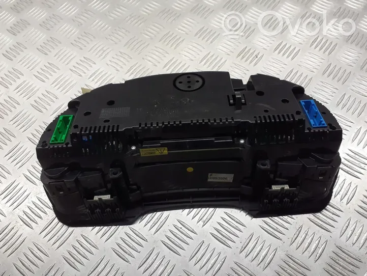 Audi A4 S4 B7 8E 8H Tachometer 8E0920931P