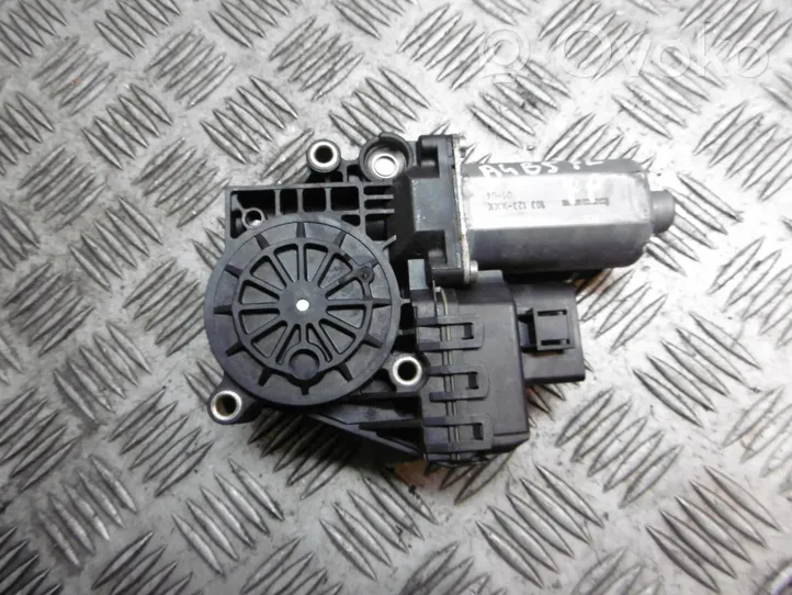 Audi A4 S4 B5 8D Motorino deflettore/vetro 0130821786