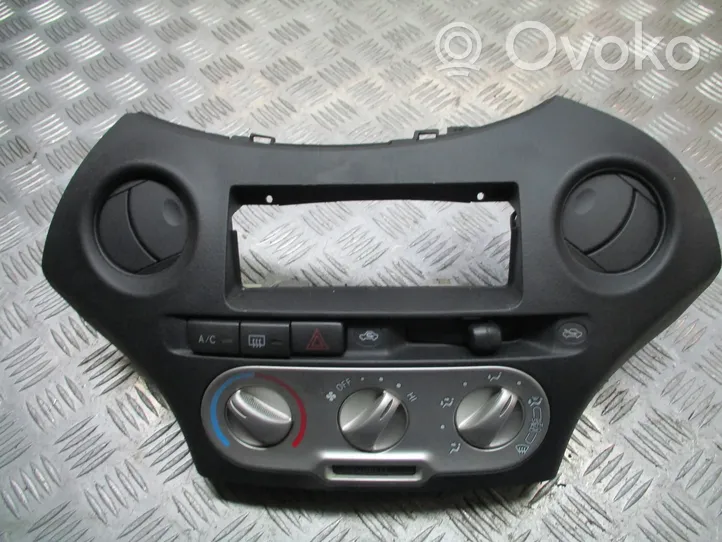 Toyota Yaris Konsola środkowa / Radio / GPS 