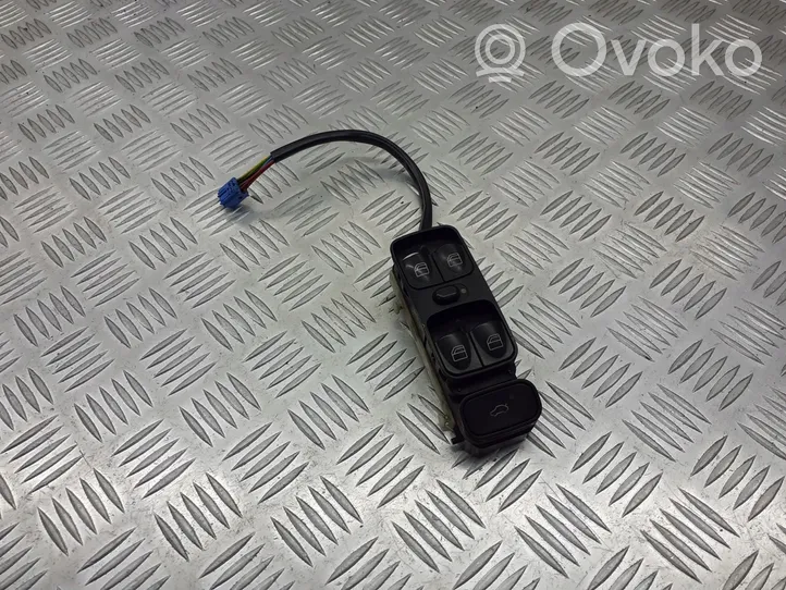 Mercedes-Benz C W203 Moldura del interruptor de la ventana de la puerta delantera A2038200110