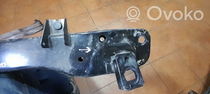 Nissan Qashqai Traverse inférieur support de radiateur 