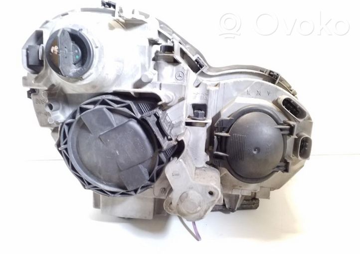 Mercedes-Benz C W203 Lampa przednia A2038201161