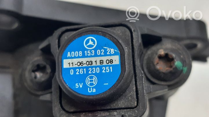 Mercedes-Benz E C207 W207 Parte del condotto di aspirazione dell'aria A2710900144