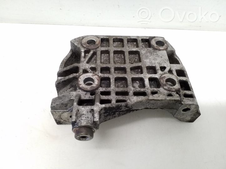 Volkswagen Touareg I Soporte del alternador 059903143P