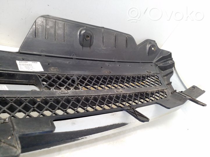 Iveco Daily 35.8 - 9 Grille calandre supérieure de pare-chocs avant 3802801