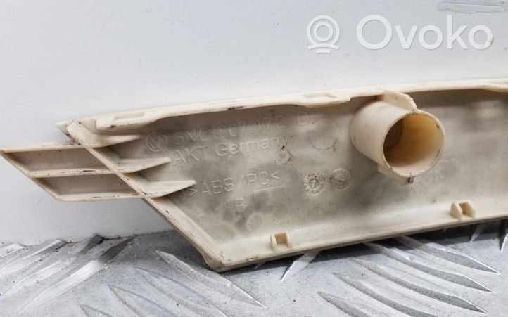 Volkswagen Tiguan Obudowa klamki wewnętrznej drzwi przednich 5N0867172D