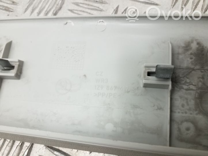 Skoda Octavia Mk2 (1Z) Osłona / Listwa podsufitki bagażnika 1Z9867617B