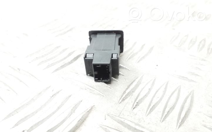 Volkswagen Golf VI Connettore plug in AUX 5M0035724