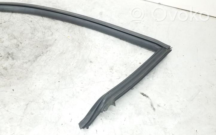 Volkswagen Scirocco Joint de fenêtre de porte avant coupé 1K8867337