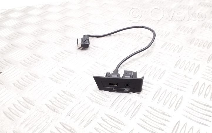 Skoda Rapid (NH) Connecteur/prise USB 5JC035726