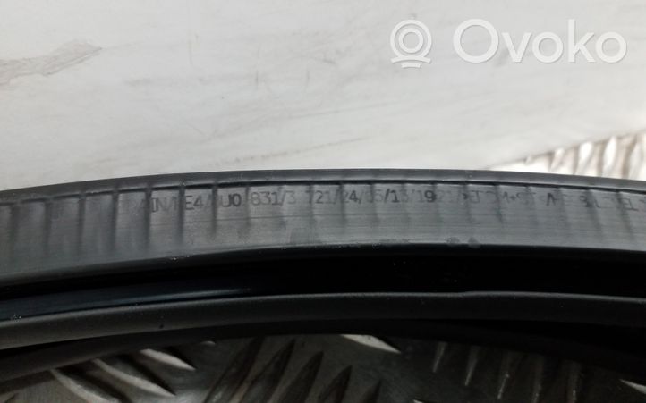 Audi Q3 8U Priekšpusē apdares gumija (virsbūvē) 8U0831721