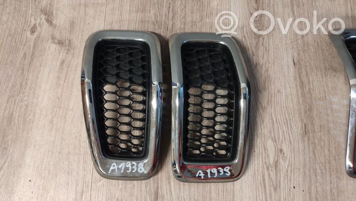 Jeep Cherokee Maskownica / Grill / Atrapa górna chłodnicy 68303626AA